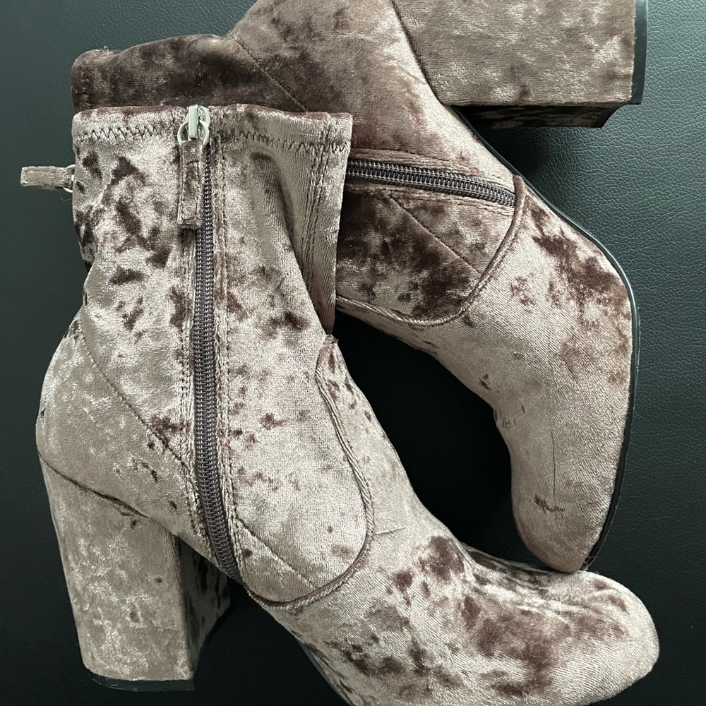 Steve Madden Blush Suede Booties- size 10